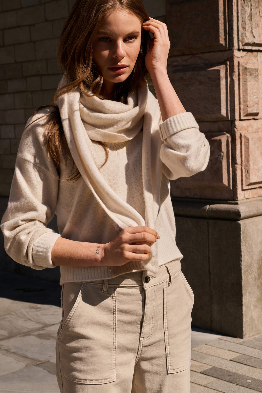 V-Neck Colorblock Sweater in Heather Grey DESSIN