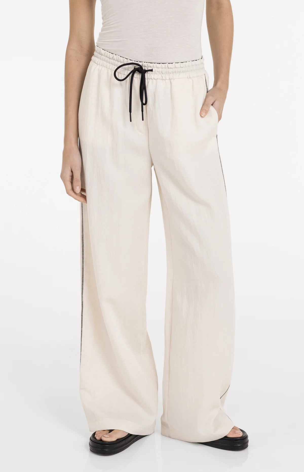 Trousers with Wide Legs and Contrast Stitching L32 Yaya